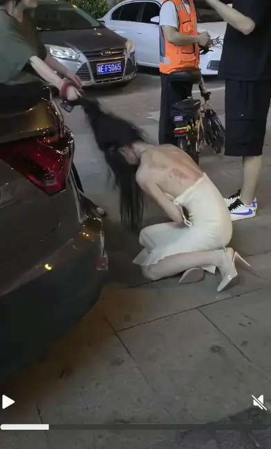 《白裙女子被抓头发跳河》1080P高清画质播放-白裙女子被抓头发跳河事件一分钟到十分钟全记录-湘E车牌女子跳河后续完整版在线观看