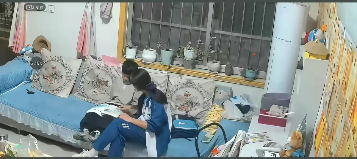 《来自姐姐的爱》无删减完整版在线播放-姐姐对弟弟的日常引导高清正片免费观看-监控下辅导作业名场面暖心呈现-来自姐姐的爱全集影院